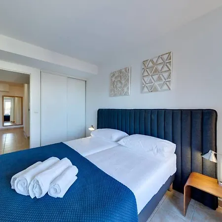 Sea Spray 2 Bed, Monaco View, Beach Apartment *